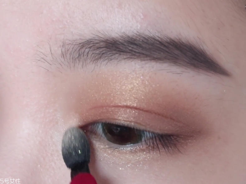 眼妝怎么畫(huà)顯得溫柔 僅需4步的溫柔奶茶棕眼妝