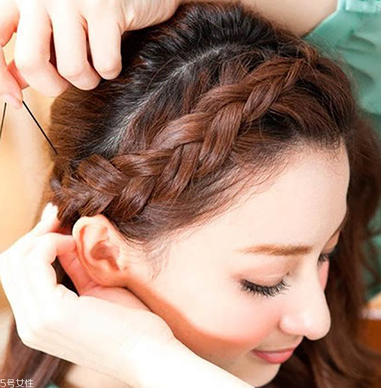 愛心編發(fā)怎么扎好看 學會這個立馬氣質上身