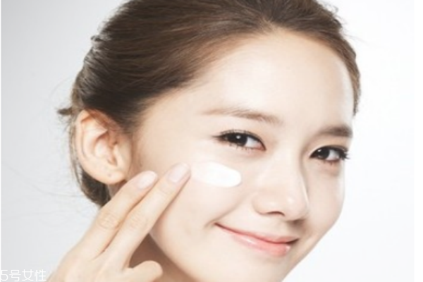 怎么去除眼部皺紋和黑眼圈 去黑眼圈最有效的方法 怎么去除眼部皺紋和黑眼圈 去黑眼圈最有效的方法