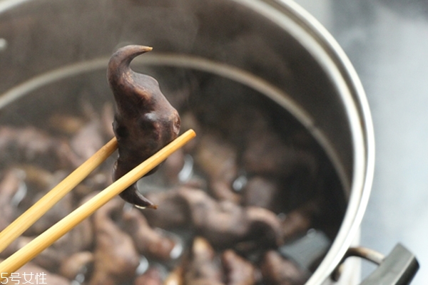 菱角沒(méi)煮熟可以吃嗎 這個(gè)有講究 菱角沒(méi)煮熟可以吃嗎 這個(gè)有講究