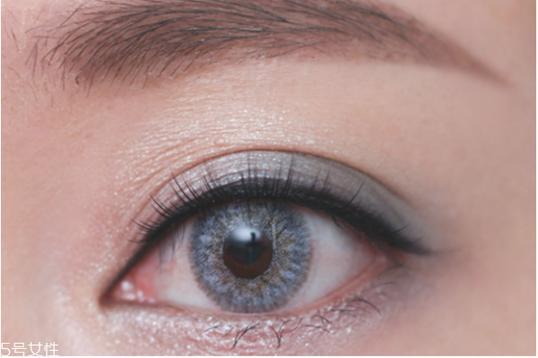 灰綠色系眼妝的畫法 龐克風(fēng)小煙熏眼妝 灰綠色系眼妝的畫法 龐克風(fēng)小煙熏眼妝