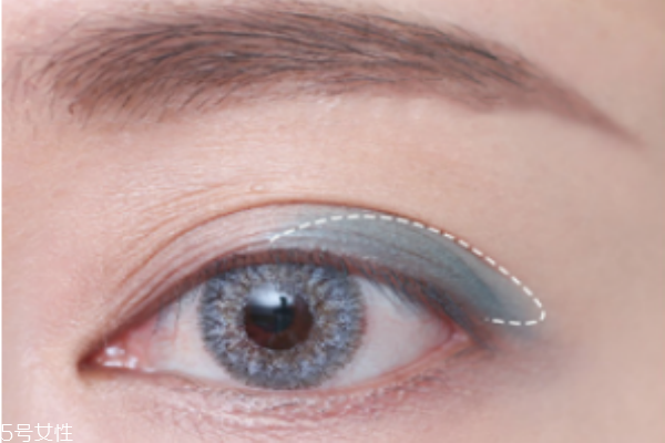 灰綠色系眼妝的畫法 龐克風(fēng)小煙熏眼妝 灰綠色系眼妝的畫法 龐克風(fēng)小煙熏眼妝