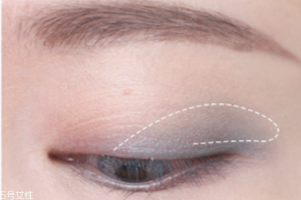 灰綠色系眼妝的畫法 龐克風(fēng)小煙熏眼妝 灰綠色系眼妝的畫法 龐克風(fēng)小煙熏眼妝