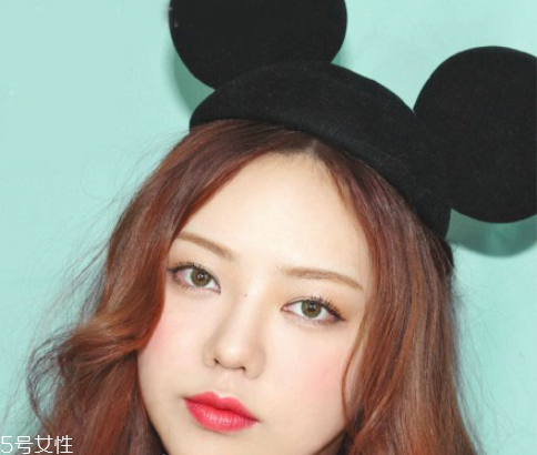 灰綠色系眼妝的畫法 龐克風(fēng)小煙熏眼妝 灰綠色系眼妝的畫法 龐克風(fēng)小煙熏眼妝