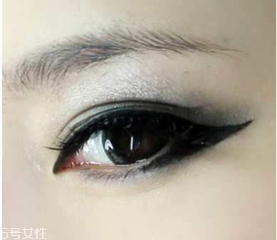 灰綠色系眼妝的畫法 龐克風(fēng)小煙熏眼妝 灰綠色系眼妝的畫法 龐克風(fēng)小煙熏眼妝