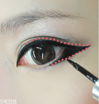 灰綠色系眼妝的畫法 龐克風(fēng)小煙熏眼妝 灰綠色系眼妝的畫法 龐克風(fēng)小煙熏眼妝