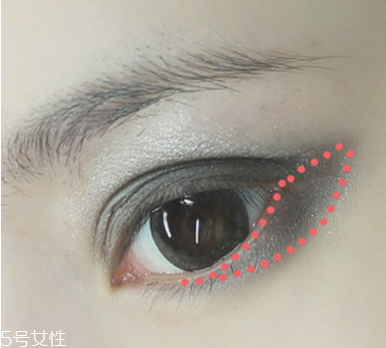 灰綠色系眼妝的畫法 龐克風(fēng)小煙熏眼妝 灰綠色系眼妝的畫法 龐克風(fēng)小煙熏眼妝