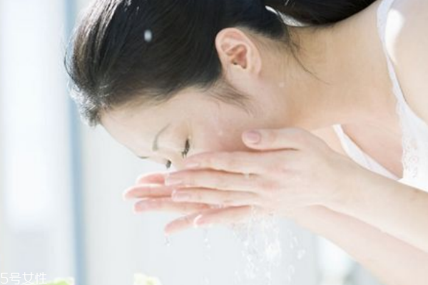 洗臉?lè)较驁D解 這樣洗讓抗老效果up