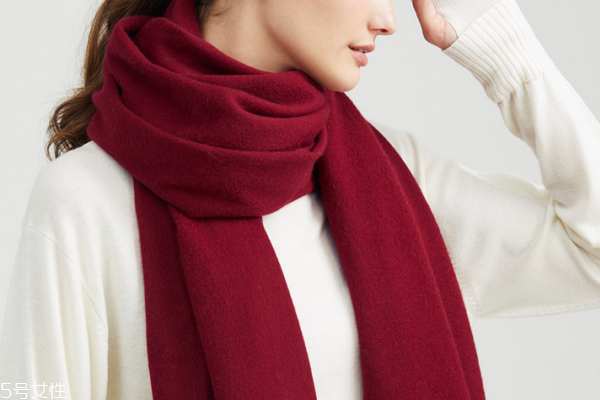 羊絨圍巾可以熨燙嗎 熨燙溫度很關(guān)鍵 羊絨圍巾可以熨燙嗎 熨燙溫度很關(guān)鍵