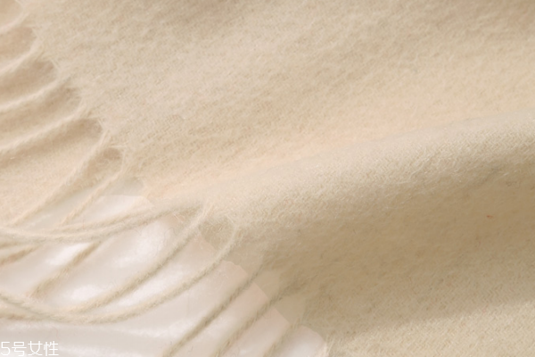 羊絨圍巾可以熨燙嗎 熨燙溫度很關(guān)鍵 羊絨圍巾可以熨燙嗎 熨燙溫度很關(guān)鍵