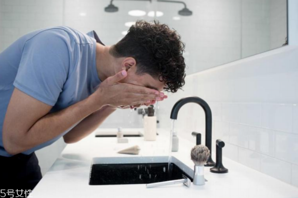 男士底妝步驟 三招隱匿毛孔瑕疵 男士底妝步驟 三招隱匿毛孔瑕疵