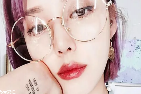 沒(méi)帶工具怎樣用手上妝 這樣上妝上班不遲到