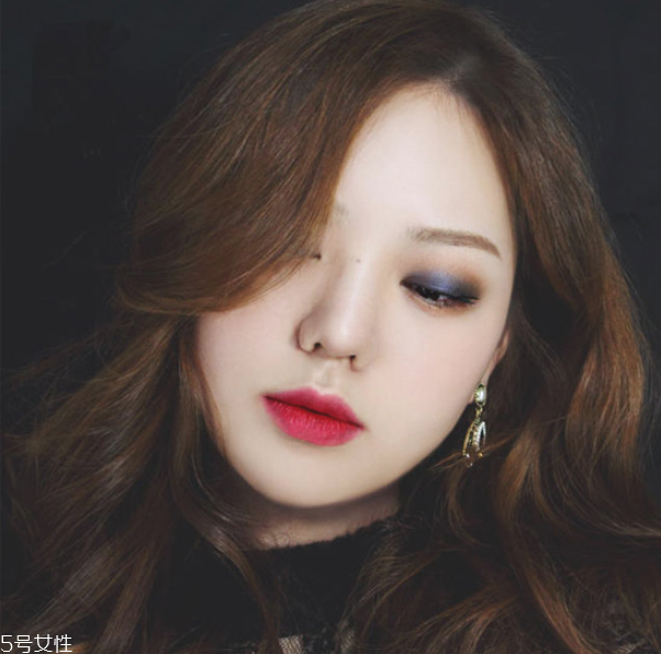 歐美妝容的步驟圖解 藍(lán)色煙熏妝讓你驚艷全場 歐美妝容的步驟圖解 藍(lán)色煙熏妝讓你驚艷全場