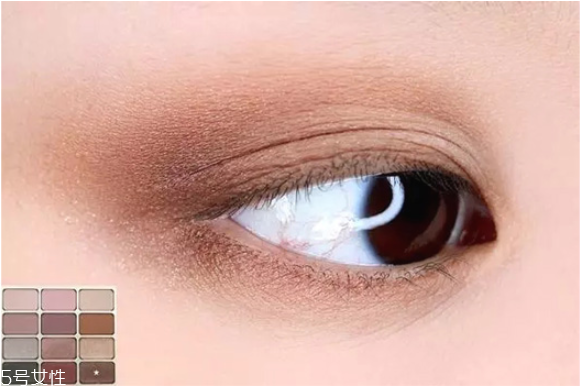 歐美妝容的步驟圖解 藍(lán)色煙熏妝讓你驚艷全場 歐美妝容的步驟圖解 藍(lán)色煙熏妝讓你驚艷全場