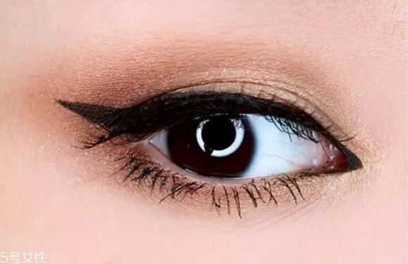 歐美妝容的步驟圖解 藍(lán)色煙熏妝讓你驚艷全場 歐美妝容的步驟圖解 藍(lán)色煙熏妝讓你驚艷全場