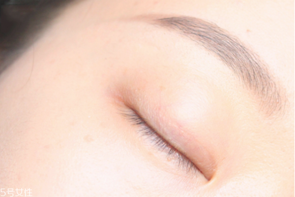 小煙熏妝的畫(huà)法步驟圖解 紫色小煙熏眼妝教程 小煙熏妝的畫(huà)法步驟圖解 紫色小煙熏眼妝教程