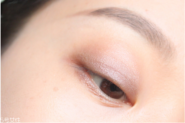 小煙熏妝的畫(huà)法步驟圖解 紫色小煙熏眼妝教程 小煙熏妝的畫(huà)法步驟圖解 紫色小煙熏眼妝教程