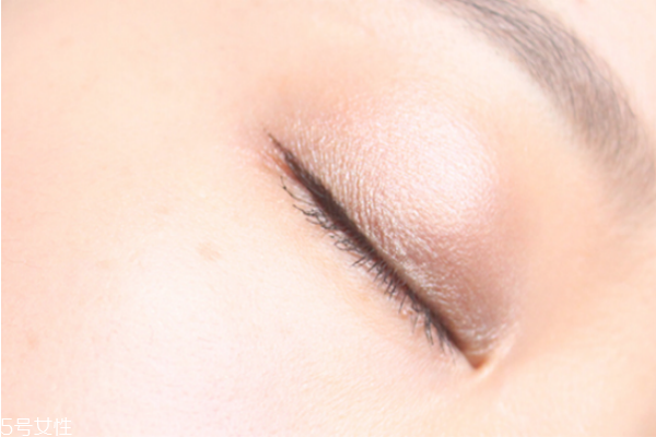 小煙熏妝的畫(huà)法步驟圖解 紫色小煙熏眼妝教程 小煙熏妝的畫(huà)法步驟圖解 紫色小煙熏眼妝教程