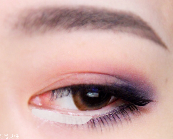 小煙熏妝的畫(huà)法步驟圖解 紫色小煙熏眼妝教程 小煙熏妝的畫(huà)法步驟圖解 紫色小煙熏眼妝教程