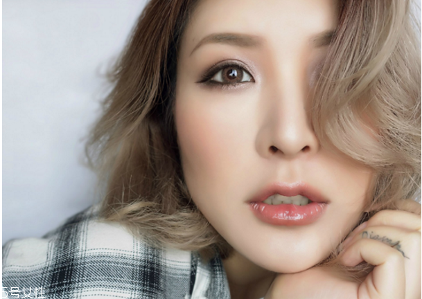 小煙熏妝的畫(huà)法步驟圖解 紫色小煙熏眼妝教程 小煙熏妝的畫(huà)法步驟圖解 紫色小煙熏眼妝教程