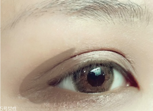小煙熏妝的畫(huà)法步驟圖解 紫色小煙熏眼妝教程 小煙熏妝的畫(huà)法步驟圖解 紫色小煙熏眼妝教程