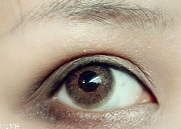 小煙熏妝的畫(huà)法步驟圖解 紫色小煙熏眼妝教程 小煙熏妝的畫(huà)法步驟圖解 紫色小煙熏眼妝教程