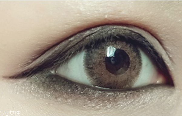 小煙熏妝的畫(huà)法步驟圖解 紫色小煙熏眼妝教程 小煙熏妝的畫(huà)法步驟圖解 紫色小煙熏眼妝教程