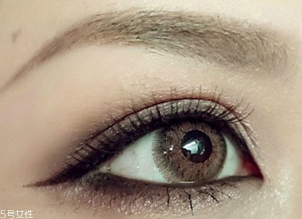 小煙熏妝的畫(huà)法步驟圖解 紫色小煙熏眼妝教程 小煙熏妝的畫(huà)法步驟圖解 紫色小煙熏眼妝教程