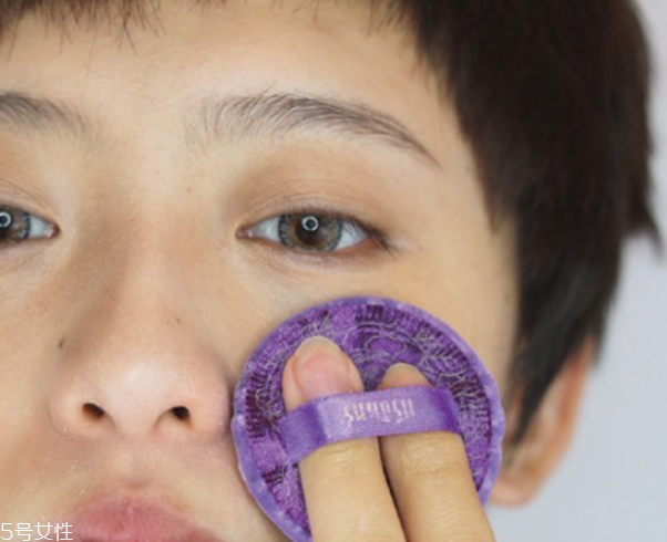 小煙熏妝的畫(huà)法步驟圖解 紫色小煙熏眼妝教程 小煙熏妝的畫(huà)法步驟圖解 紫色小煙熏眼妝教程