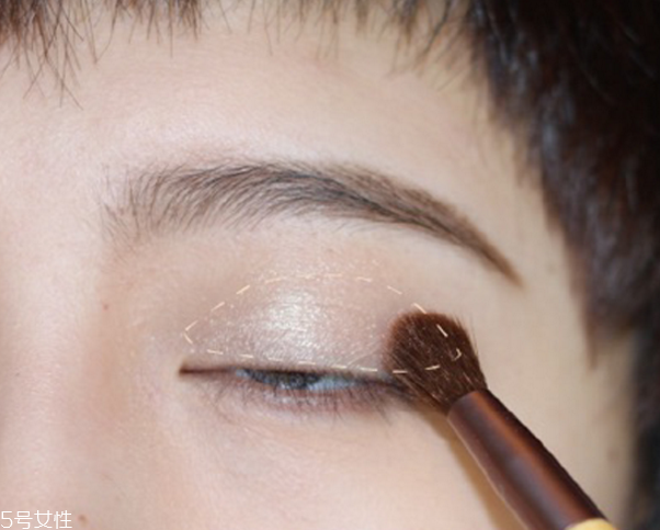 小煙熏妝的畫(huà)法步驟圖解 紫色小煙熏眼妝教程 小煙熏妝的畫(huà)法步驟圖解 紫色小煙熏眼妝教程