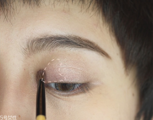 小煙熏妝的畫(huà)法步驟圖解 紫色小煙熏眼妝教程 小煙熏妝的畫(huà)法步驟圖解 紫色小煙熏眼妝教程