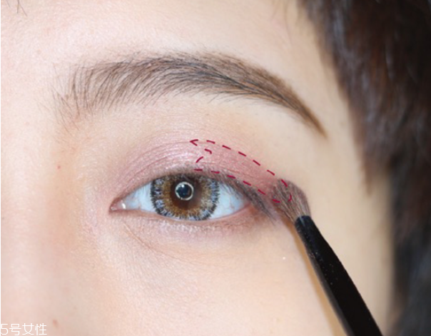 小煙熏妝的畫(huà)法步驟圖解 紫色小煙熏眼妝教程 小煙熏妝的畫(huà)法步驟圖解 紫色小煙熏眼妝教程