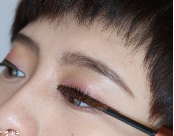 小煙熏妝的畫(huà)法步驟圖解 紫色小煙熏眼妝教程 小煙熏妝的畫(huà)法步驟圖解 紫色小煙熏眼妝教程