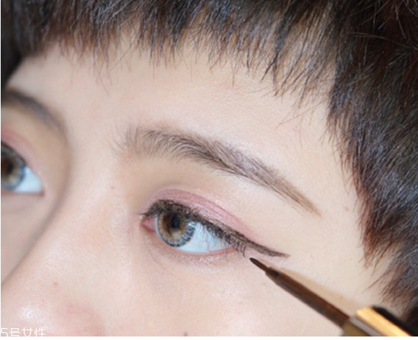 小煙熏妝的畫(huà)法步驟圖解 紫色小煙熏眼妝教程 小煙熏妝的畫(huà)法步驟圖解 紫色小煙熏眼妝教程