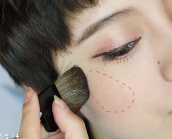 小煙熏妝的畫(huà)法步驟圖解 紫色小煙熏眼妝教程 小煙熏妝的畫(huà)法步驟圖解 紫色小煙熏眼妝教程