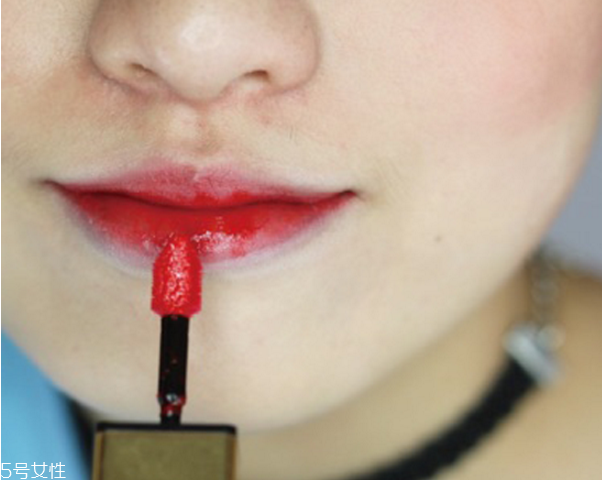 小煙熏妝的畫(huà)法步驟圖解 紫色小煙熏眼妝教程 小煙熏妝的畫(huà)法步驟圖解 紫色小煙熏眼妝教程