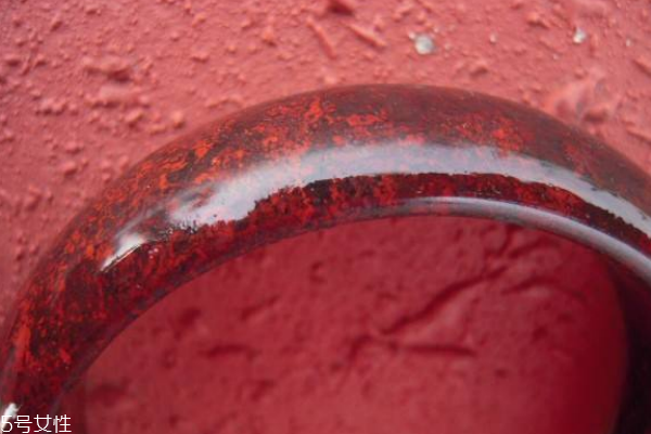 雞血石手鐲真假鑒定 從這幾點(diǎn)來(lái)看