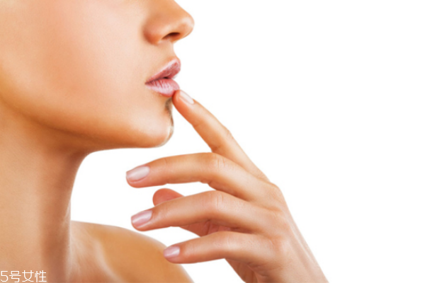 擦口紅起皮怎么辦 拯救干裂雙唇 擦口紅起皮怎么辦 拯救干裂雙唇