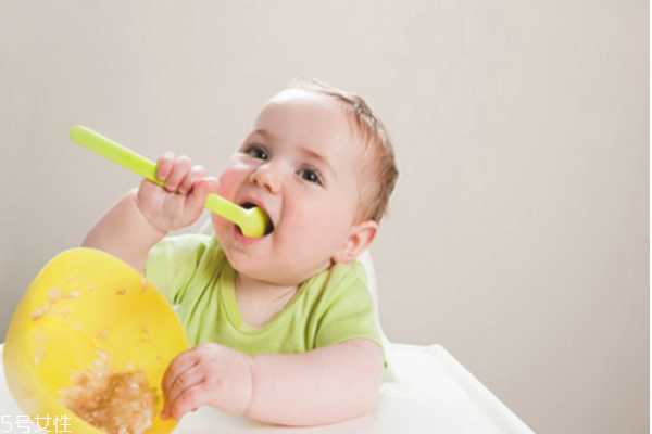 寶寶把口香糖吞下去了怎么辦 寶寶噎著急救方法 寶寶把口香糖吞下去了怎么辦 寶寶噎著急救方法