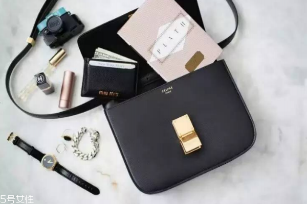 celine box怎么打開 簡單按扣設計