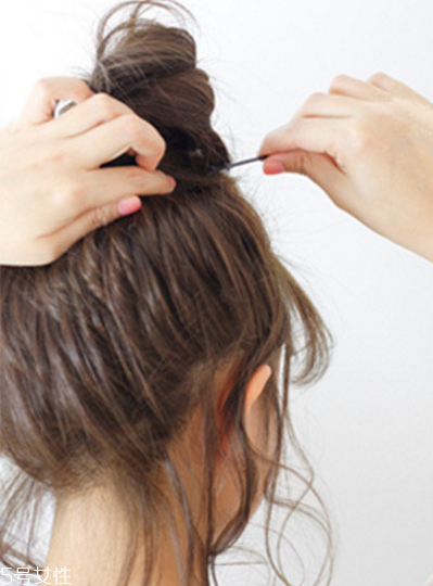 韓國蓬松丸子頭扎法 自己扎丸子頭教程 韓國蓬松丸子頭扎法 自己扎丸子頭教程