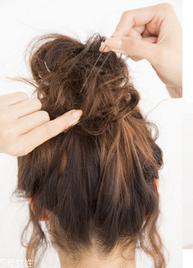 韓國蓬松丸子頭扎法 自己扎丸子頭教程 韓國蓬松丸子頭扎法 自己扎丸子頭教程