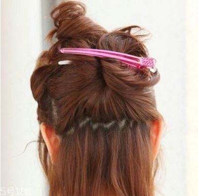 短發(fā)半丸子頭的扎法圖解 短發(fā)半丸子頭扎法教程 短發(fā)半丸子頭的扎法圖解 短發(fā)半丸子頭扎法教程