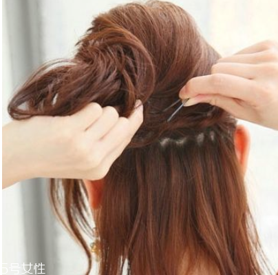 短發(fā)半丸子頭的扎法圖解 短發(fā)半丸子頭扎法教程 短發(fā)半丸子頭的扎法圖解 短發(fā)半丸子頭扎法教程