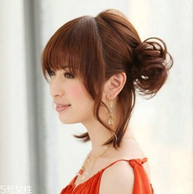 短發(fā)半丸子頭的扎法圖解 短發(fā)半丸子頭扎法教程 短發(fā)半丸子頭的扎法圖解 短發(fā)半丸子頭扎法教程