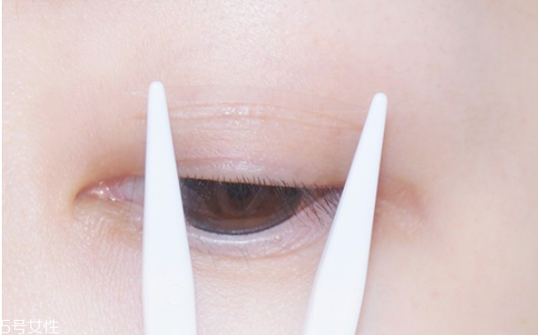 單眼皮怎么貼雙眼皮貼 貼網狀雙眼皮貼的方法