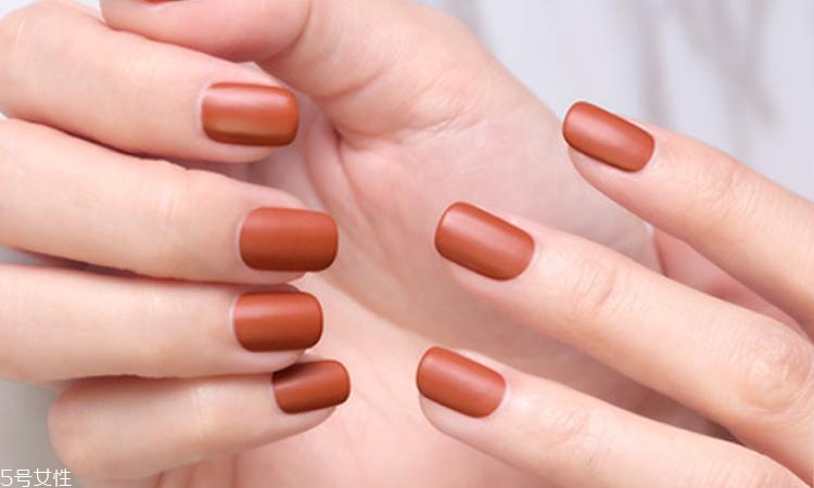 莫蘭迪色系指甲油有哪些 這幾個牌子顯白又耐看 莫蘭迪色系指甲油有哪些 這幾個牌子顯白又耐看