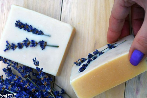 毛孔角化癥怎么治 4款專(zhuān)治身體乳推薦