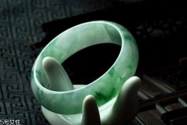 花青翡翠手鐲價(jià)格 市場行情是這樣