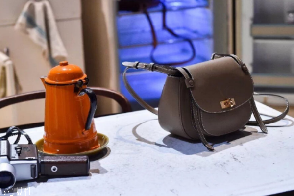 bally包包真假辨別 皮質(zhì)五金都要看 bally包包真假辨別 皮質(zhì)五金都要看